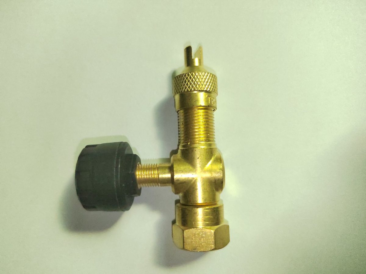 TPMS sensor fitted to a tee piece for dual-wheel and commercial tyre valves